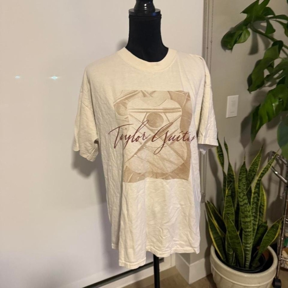 Original vintage Taylor Swift, taylor's guitar T-shirt – Size XL‎